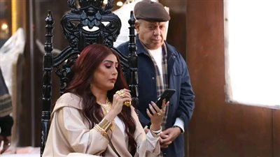 من الشيشة إلى الفيب..غادة عبد الرازق تواكب العصر في مسلسل 