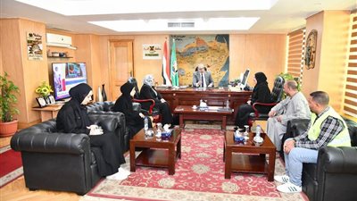 محافظ الفيوم يستقبل أسرة حارس حديقة الحيوان 