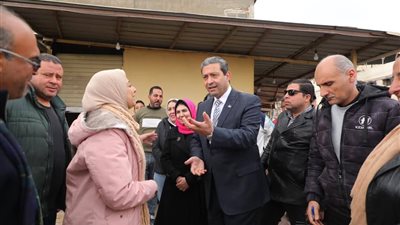 محافظ دمياط يتابع أعمال الرصف بالأسفلت بالشارع الحربي
