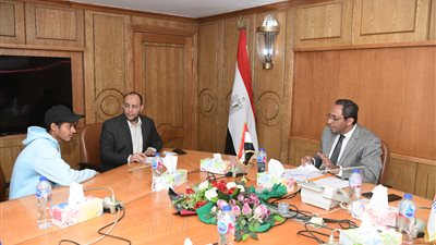 محافظ قنا يستعرض مع القيادات التنفيذية أنسب السبل لحل مشكلات المواطنين 