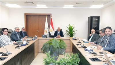 وزير الري يتابع موقف مشروع 