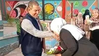 معلمة تهدي زوجها باقة ورد وتقبّل يده أمام الطلاب بالشرقية.. التفاصيل الكاملة 