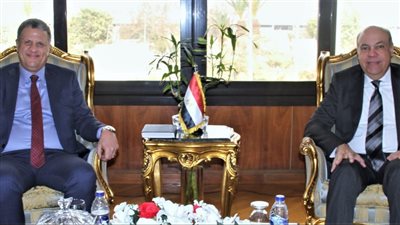 وزير الطيران يبحث إمكانية اٍنشاء مجمع طبى متكامل داخل المنطقة الاستثمارية بمطار القاهرة