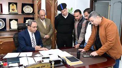 محافظ قنا يبحث تنفيذ كوبري مشاة الرياح لتوفير عبور آمن للمواطنين