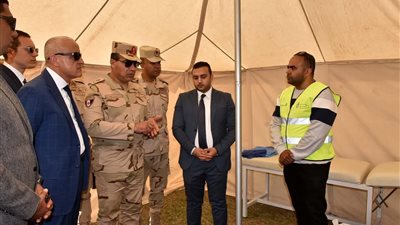 قائد قوات الدفاع الشعبى والعسكرى ومحافظ الأقصر يتفقدان معسكر الإيواء التجريبي لمنكوبي الأزمات والكوارث
