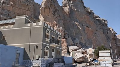 كمزار.. القرية العُمانية المعزولة التي تحتضنها الجبال وترويها الأساطير