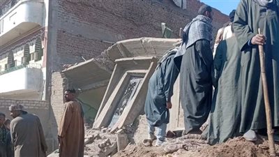 انهيار منزل من 3طوابق بأسيوط..عمليات إنقاذ مستمرة للبحث عن طفلين تحت الأنقاض
