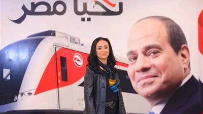 مايا مرسي تستقل القطار الكهربائي إلى العاصمة الإدارية وتشيد بالنقل الحديث في مصر