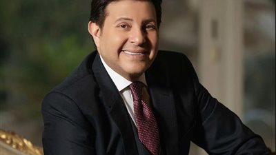 بعد جراحة العمود الفقري… هاني شاكر يعود إلى المسرح في مواجهة تحدٍ شخصي وفني