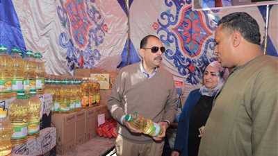 محافظ سوهاج يتفقد معرض 