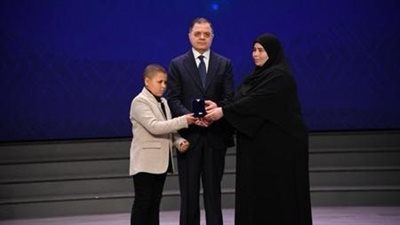 وزير الداخلية يكرم عددا من أسر الشهداء والمصابين والمتميزين من  رجال الشرطة