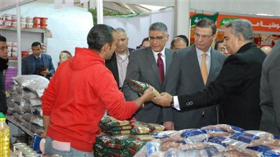 وزير الزراعة ومحافظ الجيزة يفتتحان معرضين للسلع ومستلزمات رمضان