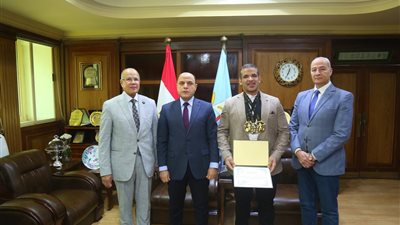 محافظ كفرالشيخ يكرم 