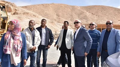 خلال جولته بمركز القرنة.. محافظ الأقصر يتفقد أعمال الرصف بمدخل وادي الملكات