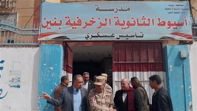 العميد هاني الفاروق يتابع مبادرة تدوير الأخشاب بمدارس أسيوط