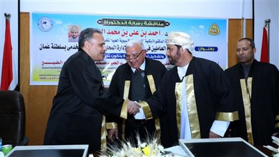 محافظ الشرقية يناقش رسالة دكتوراه حول تطوير الأداء الخدمي بسلطنة عمان