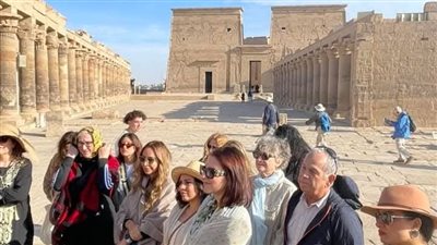 بالصور..عظمة الأجداد.. معابد أسوان والأقصر تجذب فنانات 13 دولة عربية وأجنبية
