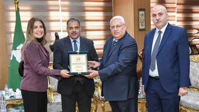 محافظ الشرقية يشهد تسليم كروت شراء غذائية بـ750 ألف جنيه لدعم الأسر المحتاجة