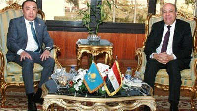الحفني يبحث مع السفير الكازاخستانى زيادة الرحلات الجوية بين البلدين 
