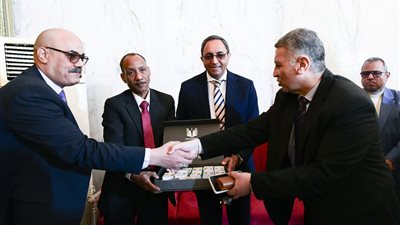 محافظ قنا يشهد توزيع 1200 كوبون مواد غذائية للأسر الأكثر احتياجًا برعاية البنك الزراعي المصري