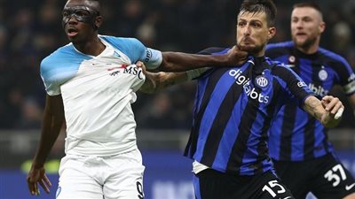 نابولي يفرض التعادل على إنتر ميلان وينافسه على الصدارة في الدوري الإيطالي