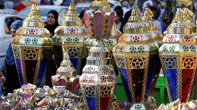 الفانوس المصري.. صناعة بهجة رمضان بألوان وأشكال مختلفة (فيديو)