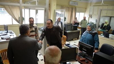 محافظ الدقهلية يتفقد إدارات ديوان عام محافظة الدقهلية لتهنئة العاملين 