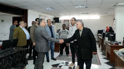 محافظ الشرقية يتفقد الإدارات الخارجية ويهنئ العاملين بحلول شهر رمضان المبارك 