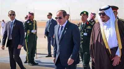 الرئيس السيسي يصل مقر انعقاد القمة العربية الطارئة
