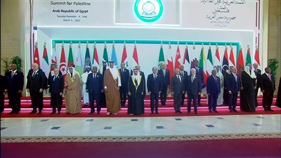 السيسي يتوسط الصورة التذكارية للقادة المشاركين في القمة العربية الطارئة حول فلسطين