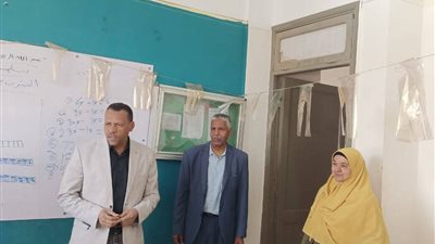 وكيل تعليم نجع حمادي يشدد علي تنفيذ برامج إذاعية للاحتفاء بيوم الشهيد والتوعية بمخاطر التنمر بالمدارس