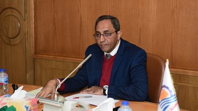 محافظ قنا يشهد توقيع عقود استثمار وحدات المجمع الصناعي الحرفي بكرنك أبو تشت