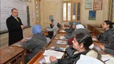 محافظ أسيوط يفاجئ مدرسة أم المؤمنين ويوجه بدعم الطلاب بالمجان