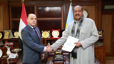  محافظ كفرالشيخ يُسلّم عقود تقنين أراضي أملاك دولة للمستفيدين 