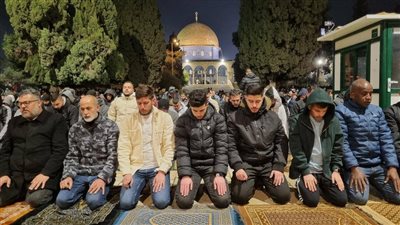 60 ألف مصل يؤدون العشاء والتراويح في المسجد الأقصى وسط قيود الاحتلال