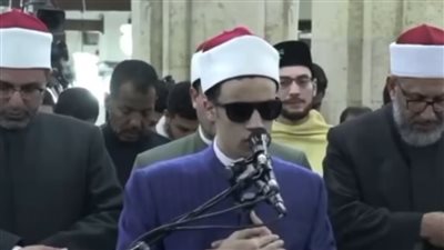 الطالب محمد أحمد حسن.. فقد بصره فامتلك البصيرة وأمَّ المصلين بالجامع الأزهر