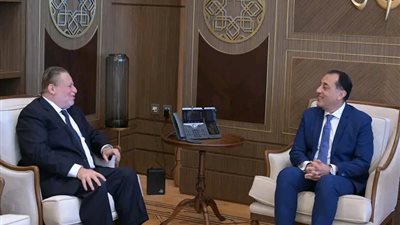 رئيس الوزراء يلتقي محافظ البنك المركزي لمتابعة عدد من الملفات