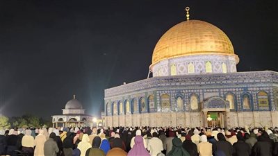 70 ألفًا يؤدون صلاتي العشاء والتراويح في المسجد الأقصى رغم قيود الاحتلال