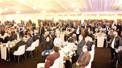 وزير الصناعة يتناول الإفطار مع عمال مصانع الحديد والصلب بمدينة السادات