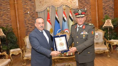 في يوم الشهيد محافظ أسيوط يكرم أبطال الوطن في الأحتفال بـ 10 أكتوبر