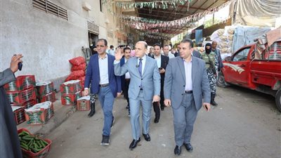 عبد المعطى يتفقد سوق الجملة للخضروات والفاكهة بكفر الشيخ ويطمئن على توافر السلع