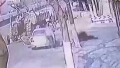 بعد فيديو صادم.. الأمن يكشف ملابسات إلقاء سيدة من سيارتها بالطريق العام 