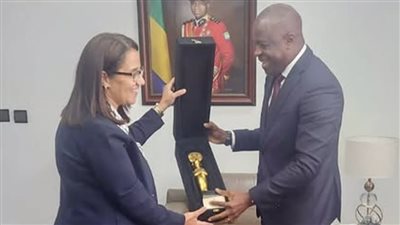 سفيرة مصر بليبرفيل تتجتمع مع وزير الداخلية الجابوني لتعزيز التعاون بين البلدين