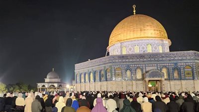 60 ألفًا يؤدون صلاتي العشاء والتراويح في 
