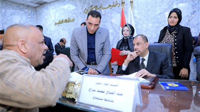 محافظ سوهاج يعقد اللقاء الجماهيري الأسبوعي للاستماع إلى شكاوى ومطالب المواطنين