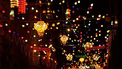 أغرب عادات رمضان حول العالم.. من حرب البيض إلى حلق الرؤوس