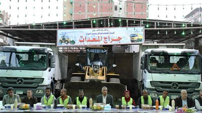 فى لفتة طيبة.. محافظ أسوان يشارك عمال وسائقى النظافة إفطار شهر رمضان 