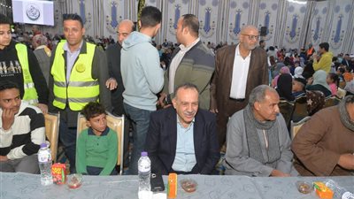 محافظ أسيوط يشارك في إفطار جماعي بديروط ويوزع 30 جهاز عروسة على المستحقات