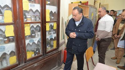 محافظ أسيوط يحيل لجنة فحص المواد الكيميائية للتحقيق ويوجه بحصر الأحماض بالمعامل