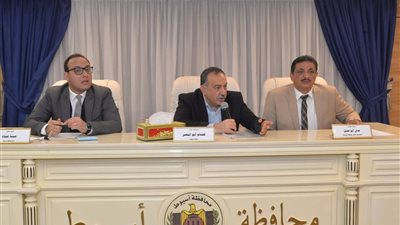 محافظ أسيوط يوجه بإقامة سوق سيارات واستغلال الأراضي للمشروعات الخدمية